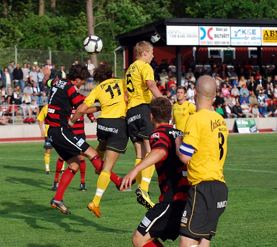 2011_0613_06.JPG - Rio Babovic och Filip Stjernfeldt försöker att nå bollen