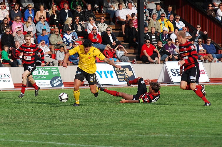 2011_0613_09.JPG - Andreas Karlsson försöker att komma loss från sin bevakning