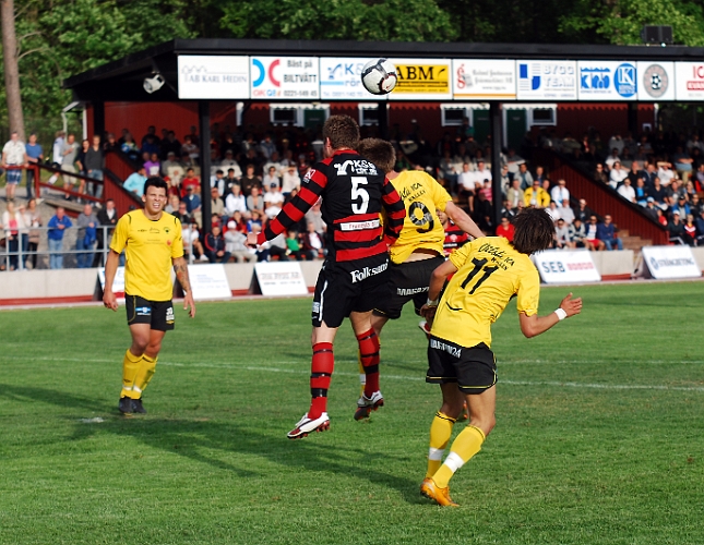 2011_0613_10.JPG - Dennis Jansson i nickduell med en köpingsback