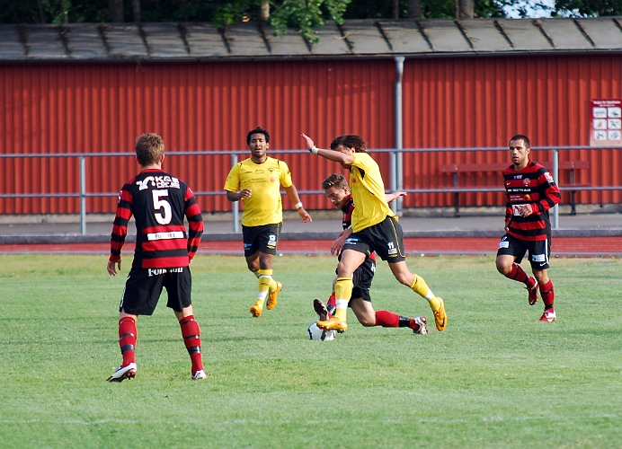 2011_0613_11.JPG - Det var många och hårda dueller på Rio och Jonas kant i 1:a halvlek