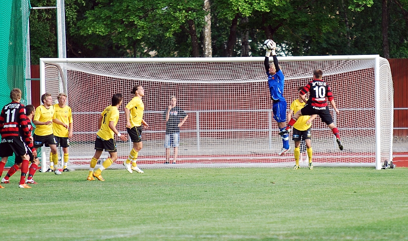 2011_0613_12.JPG - Nils Carlsson går upp och plockar in bollen efter en hörna