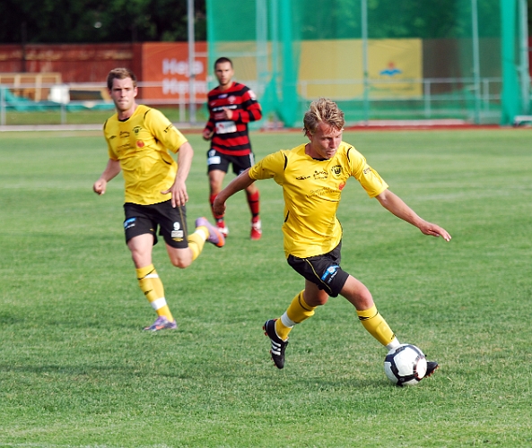 2011_0613_13.JPG - Dervis Grabus driver fram bollen mot straffområdet