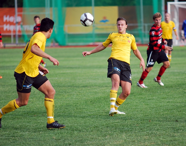 2011_0613_14.JPG - Emil Viborg tryckar fram bollen mot Andreas Karlsson