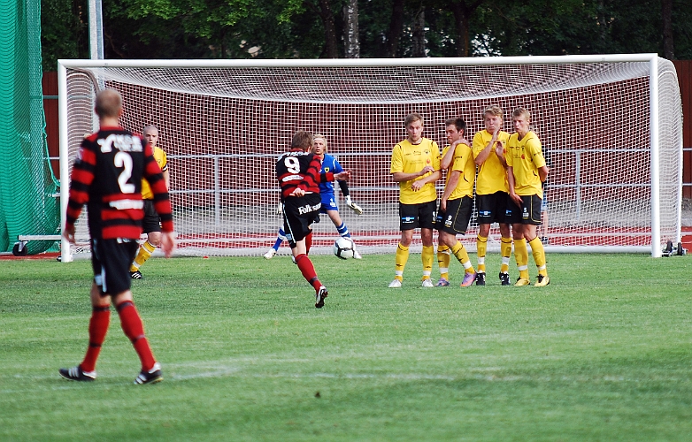 2011_0613_15.JPG - Frispark för Köping där Södras försvar får undan bollen