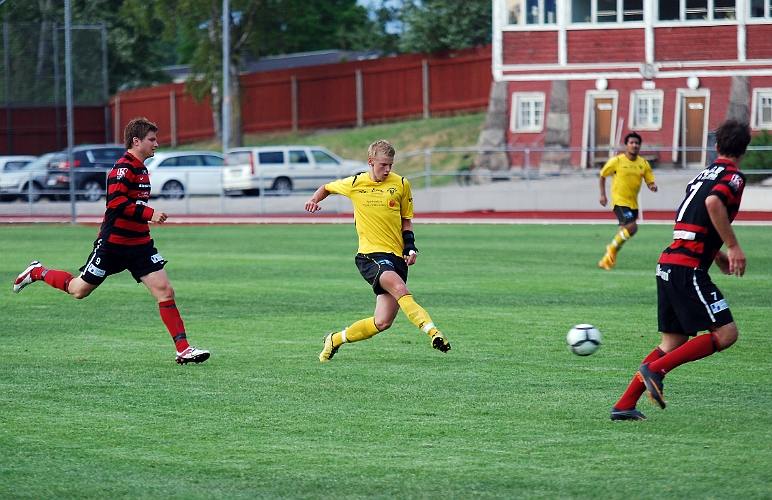 2011_0613_16.JPG - Filip Stjernfeldt trycker fram bollen på offensiv planhalva