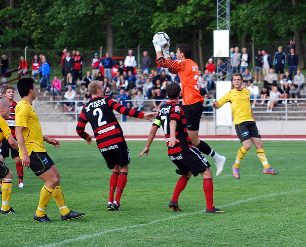 2011_0613_17.JPG - Köpings målvakt går ut och plockar in bollen