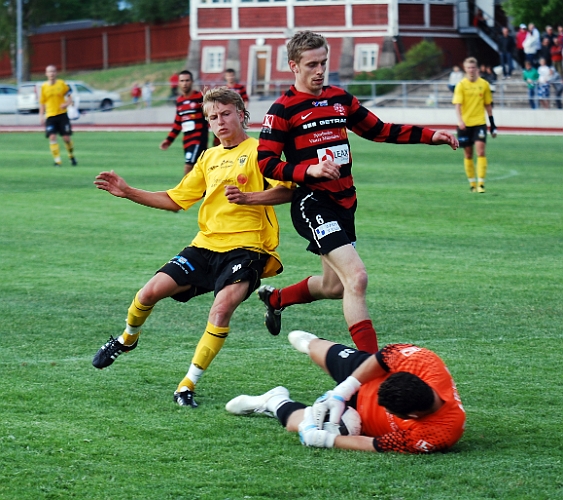 2011_0613_18.JPG - Dervis Grabus är framme och försöker att oro Köpings målvakt