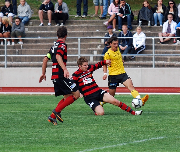 2011_0613_19.JPG - Rio Babovic försöker att ta sig förbi på utsidan av försvararna