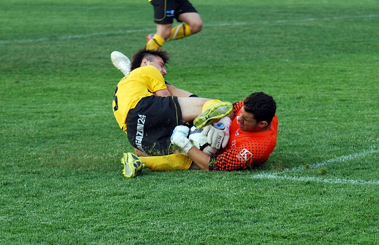2011_0613_22.JPG - Kollision mellan Benjamin Zairi och KFF målvakten, efter lite omplåstring kunde båda fortsätta att spela matchen