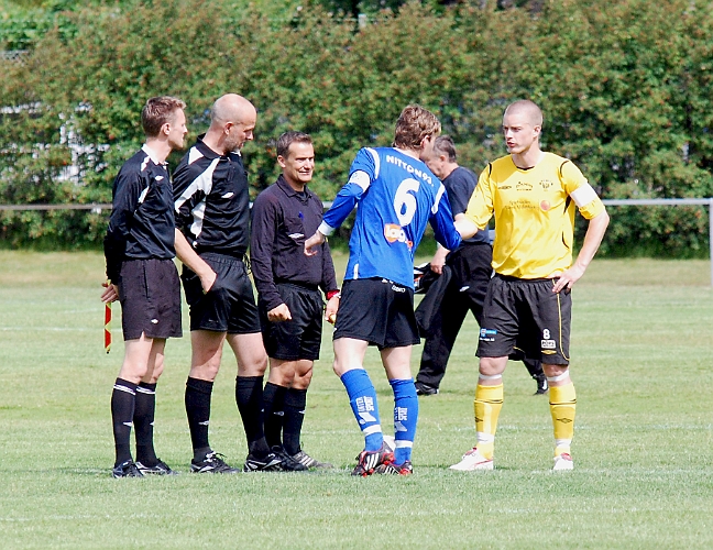 2011_0618_01.JPG - Lagkaptenerna hälsar på varandra och på domarna
