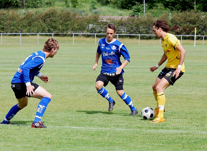 2011_0618_02.JPG - Rio Babovic utmanar Sköllersta försvaret