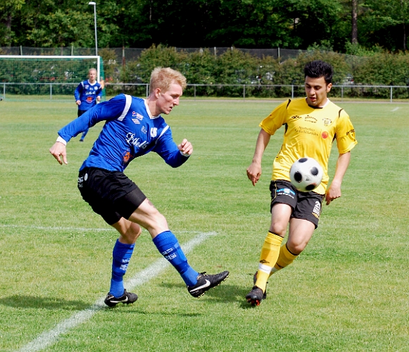 2011_0618_03.JPG - Sköllersta backen rensar undan bollen till inkast