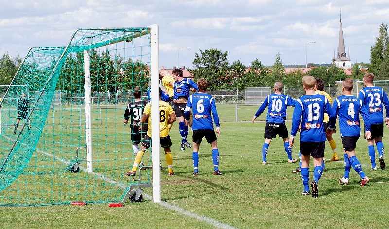 2011_0618_04.JPG - En hörna som blev lite långt slagen och bollen nickas utanför