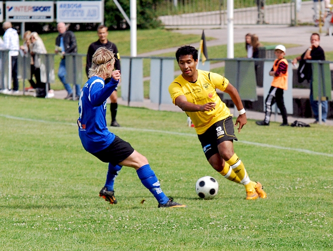 2011_0618_05.JPG - Jonas Hammarlund fintar sig förbi Sköllersta spelaren