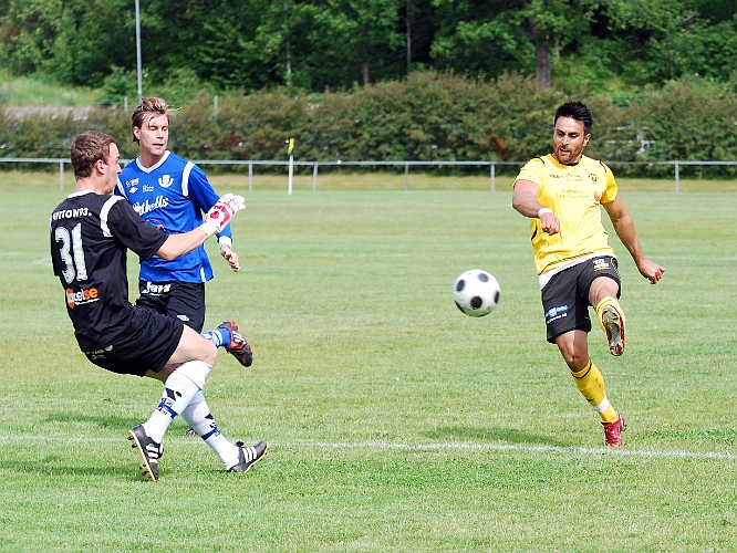 2011_0618_06.JPG - Arton Bekaj i bra läge men målvakten går långt ut och täcker av