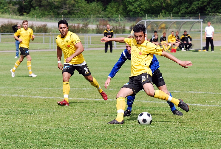 2011_0618_07.JPG - Mergim Bekaj skjuter mot mål och bollen går precis utanför bortre stolpen