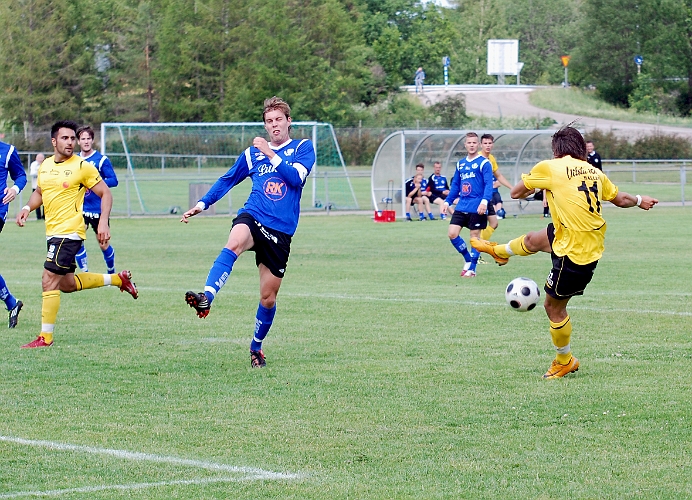 2011_0618_08.JPG - Rio Babovic är omarkerad men får ingen träff på volleyskottet
