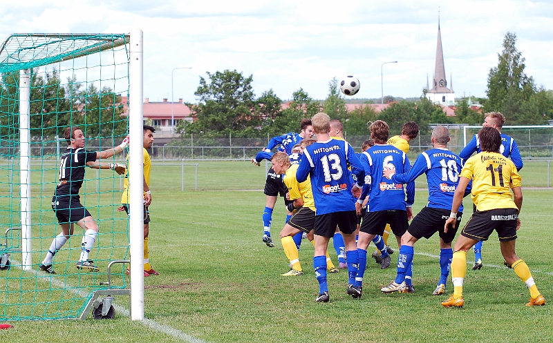 2011_0618_09.JPG - En hörna för Södra och bollen är på väg mot Rio Babovic . . . .