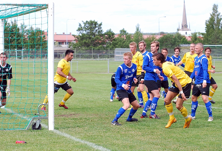2011_0618_10.JPG - . . . . och han nickar bollen i mål, 1-0 till Södra . . . .