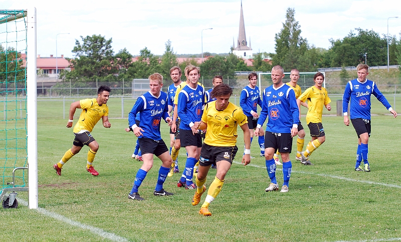 2011_0618_11.JPG - . . . . en mycket nöjd Rio Babovic vänder ut mot planen . . . .