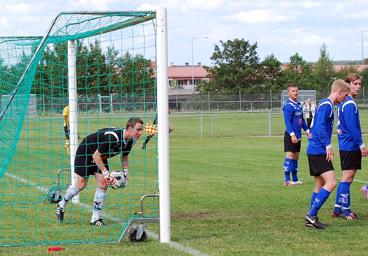 2011_0618_12.JPG - . . . . Sköllerstas målvakt hämtar ut bollen ur nätet och försvararna tycks undra vad var det som hände . . . .