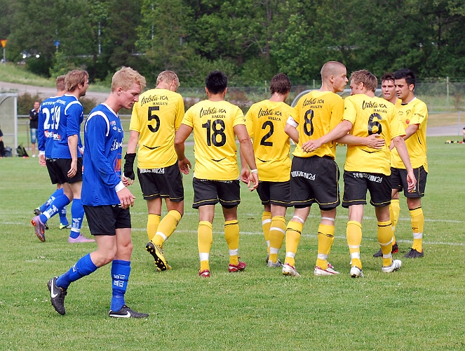 2011_0618_13.JPG - . . . . glada Södraspelare efter ledningsmålet.