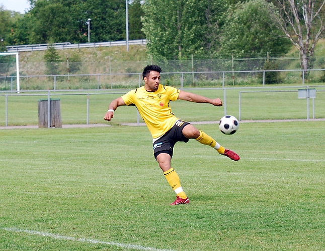 2011_0618_14.JPG - Arton Bekaj skjuter på volley men bollen går en bra bit utnför målet
