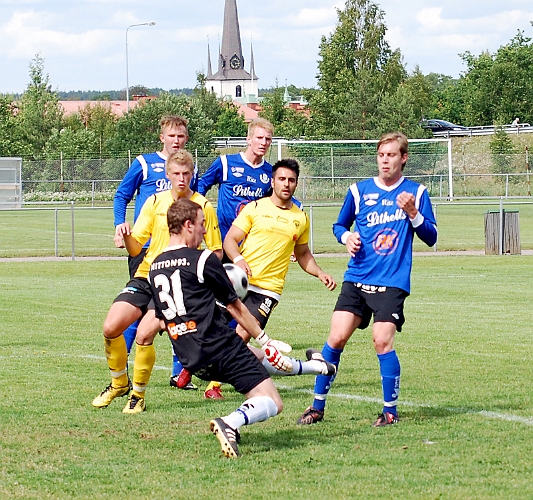 2011_0618_15.JPG - Sköllerstas målvakt lämnar retur på ett skott . . . .