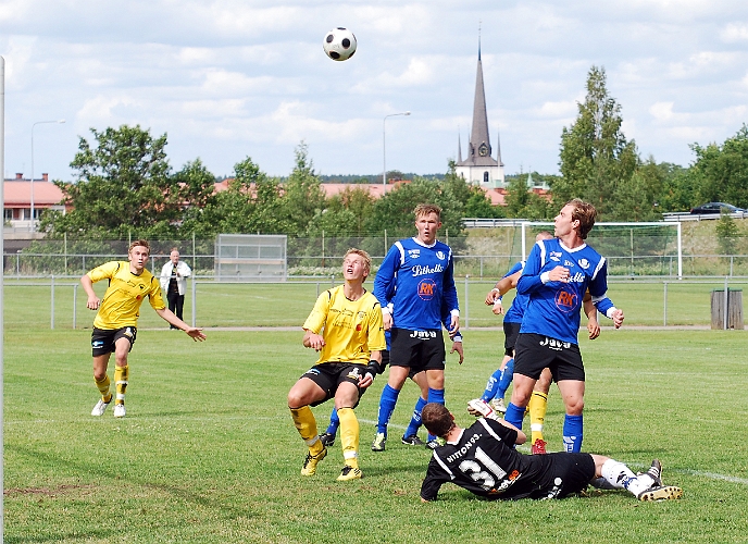 2011_0618_16.JPG - . . . . Filip Stjernfeldt försöker att bli först på bollen . . . .