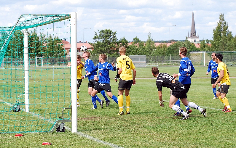 2011_0618_17.JPG - . . . . bollen går sedan till en Sköllersta spelare och Samuel Hultqvist . . . .
