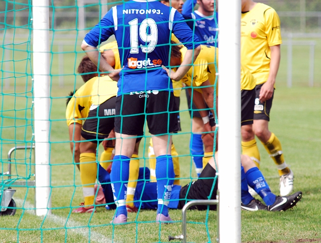 2011_0618_18.JPG - . . . . de nickar ihop och Sköllersta spelaren blir skadad . . . .