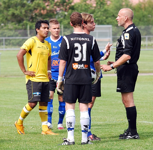2011_0618_19.JPG - . . . . i samband med situationen blev det lite ordväxling mellan spelarna och domaren.