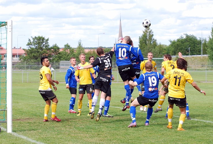 2011_0618_20.JPG - En ny hörna för Södra men målvakten boxar undan bollen