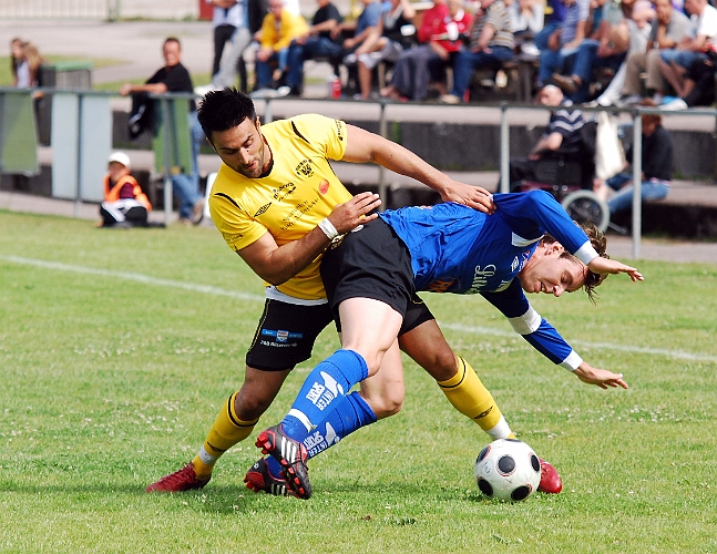 2011_0618_21.JPG - Arton Bekaj i närkamp med en motståndare