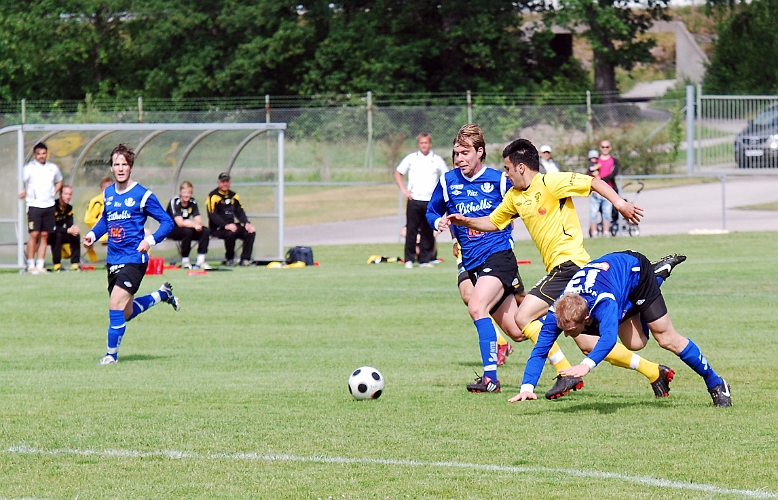 2011_0618_22.JPG - Mergim Bekaj på väg igenom men Sköllerstas försvar reder ut situationen