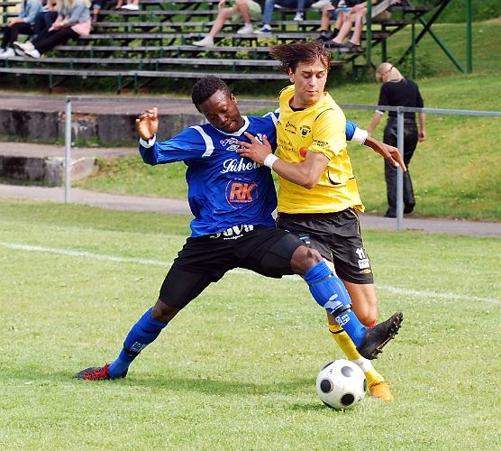 2011_0618_23.JPG - Rio Babovic går förbi på utsidan av försvararen