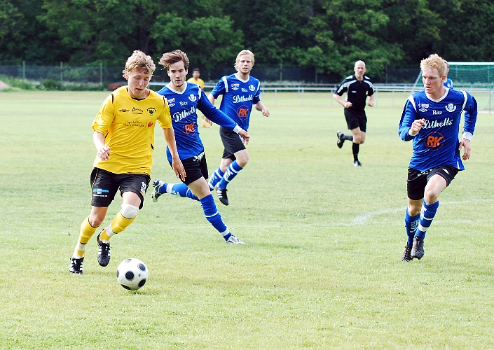 2011_0618_24.JPG - Dervis Grabus kom in direkt i 2:a halvlek, Södra fick göra omdisponering av laget efter ett rött kort i slutet av 1:a halvlek