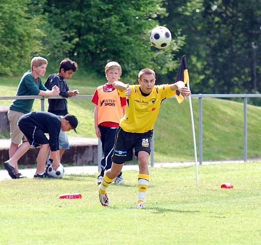 2011_0618_26.JPG - Patrik Palmqvist kastar ett inkast och följer bollen med blicken