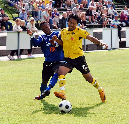 2011_0618_27.JPG - Jonas Hammarlund trycker sig förbi Sköllersta spelaren