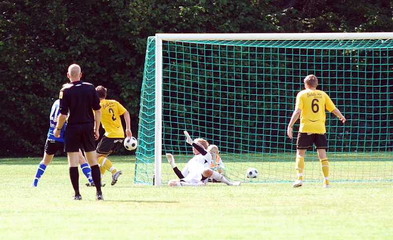 2011_0618_28.JPG - Nils Carlsson gör en enhandsräddning i målet och gjorde många bra räddningar under matchen
