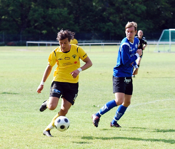 2011_0618_29.JPG - Rio Babovic går för ett avslut men målvakten tar hand om bollen