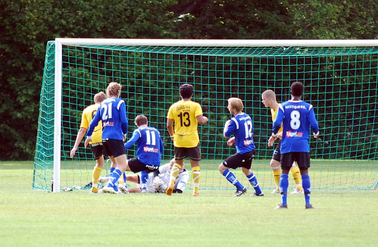 2011_0618_30.JPG - Sköllersta låg på hela 2:a halvlek för en kvittering men Södra reder ut dessa lägen med 10 man