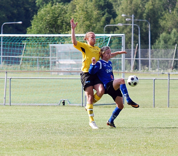 2011_0618_31.JPG - Emil Viborg kom in sista 10 min och här pressar han Sköllersta backen att spela hem till målvakten