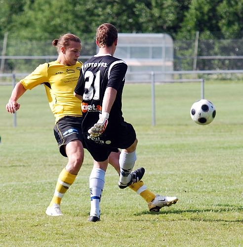 2011_0618_32.JPG - Viborg fortsätter sin press mot målvakten och får en fot på bollen som studsar mot öppet mål men på fel sida om stolpen
