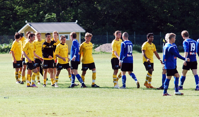 2011_0618_33.JPG - Spelarna tackar varandra efter matchen
