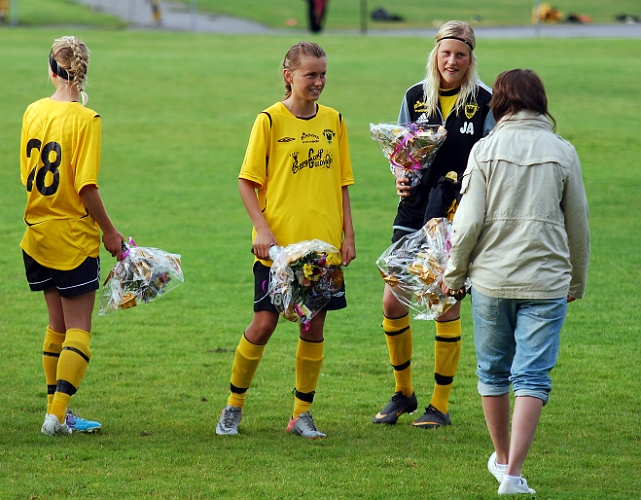 2011_0620_01.JPG - Innan matchen hyllades 4st flickor F96 för uttagning till Halmstadlägret, Hanna Garman, Adelisa Grabus, Jennifer Axelsson, Sanna Bäckman (mv)