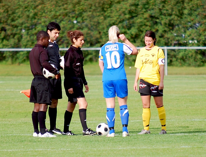 2011_0620_02.JPG - Lagkaptenerna hälsar på varandra och på domarna