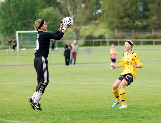 2011_0620_04.JPG - Götlunda's målvakt har bollen i ett fast grepp