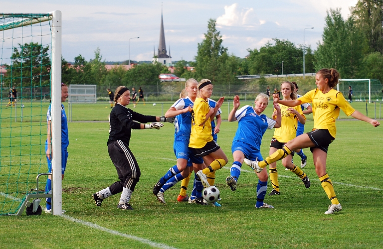 2011_0620_05.JPG - Efter 5 min får Södra en hörna, Elin Segerstedt slår den hårt och lågt in mot mål . . . .