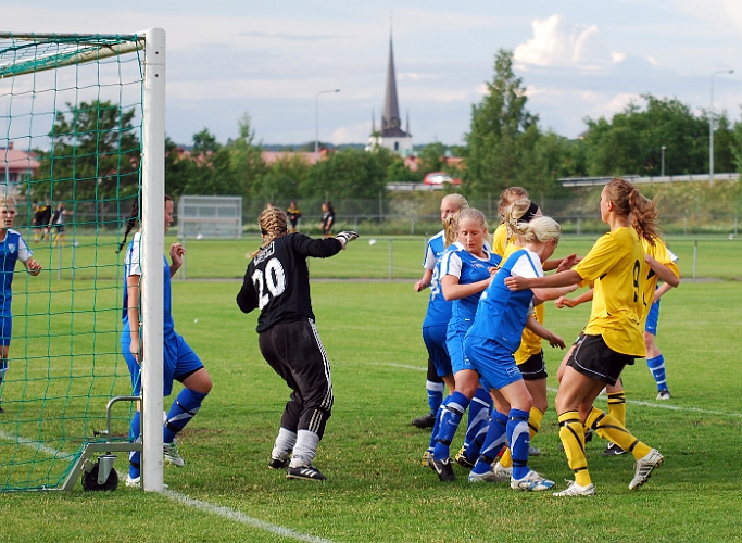2011_0620_06.JPG - . . . . bollen tar på något ben bland Götlundas spelare och går in i mål, 1-0 till Södra